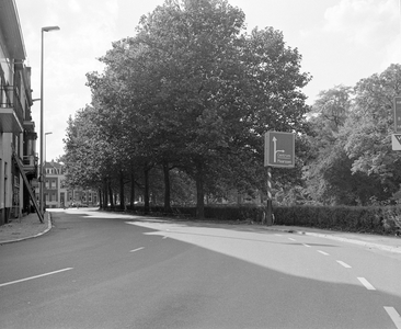 884471 Afbeelding van ANWB-wegwijzers op een zuil bij kruising van de Vaartscherijnbrug (voorgrond) met de Gansstraat ...